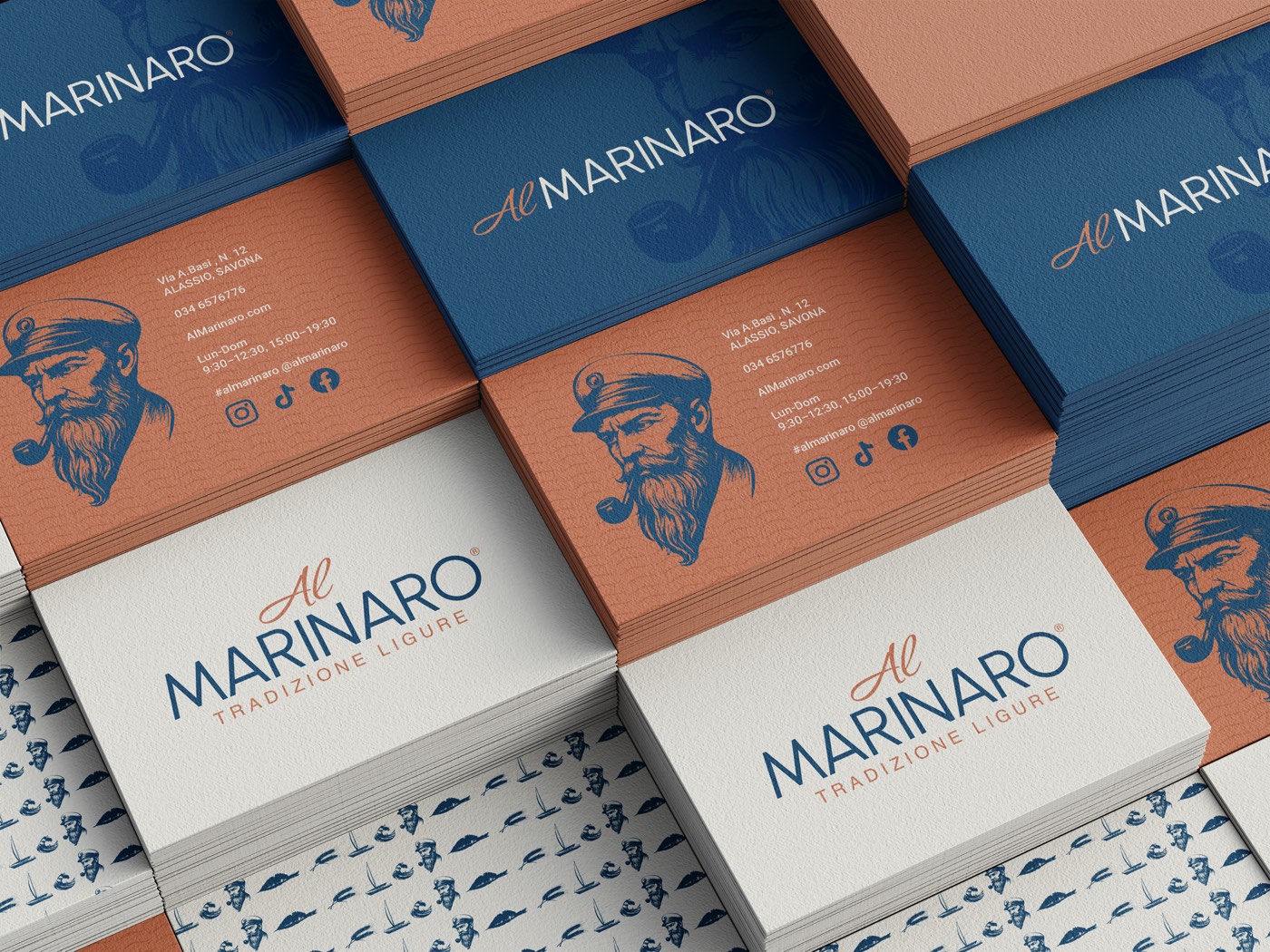 Le scatole Al Marinaro impilate, nelle due varianti blu e arancio