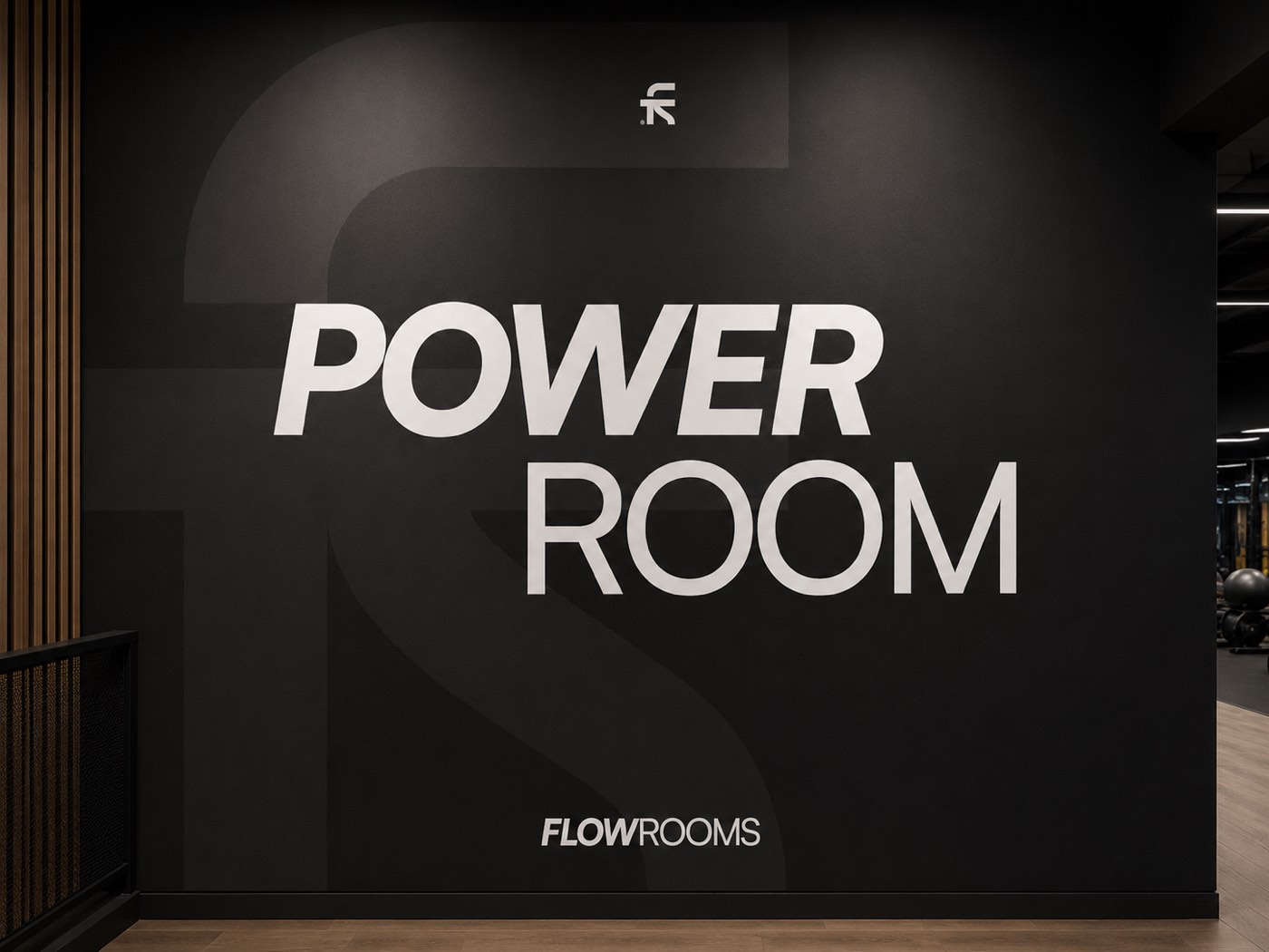 La parete della Power Room, col monogramma grande in filigrana