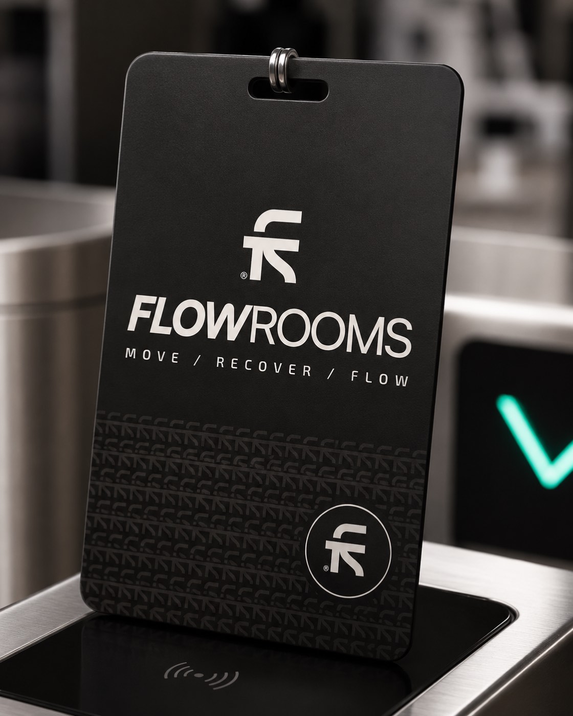 La tessera di accesso FlowRooms appoggiata al lettore