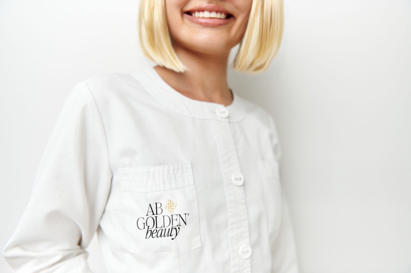 Camice bianco da lavoro con il marchio AB Golden Beauty sul taschino