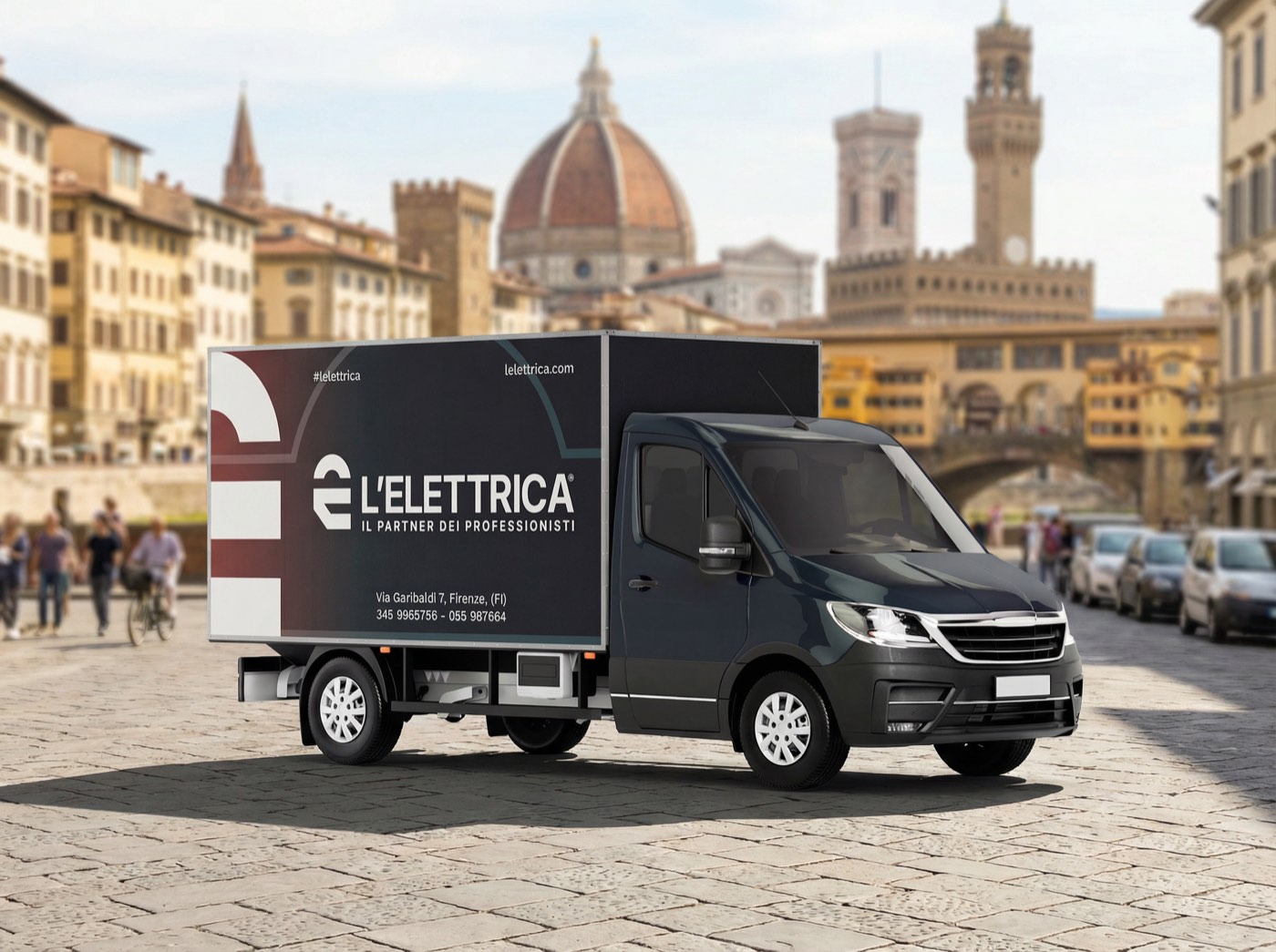 Il furgone L’Elettrica in centro a Firenze, con la cupola sullo sfondo