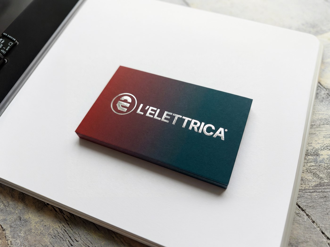 Il biglietto premium L’Elettrica, sfumato fra i due colori del marchio