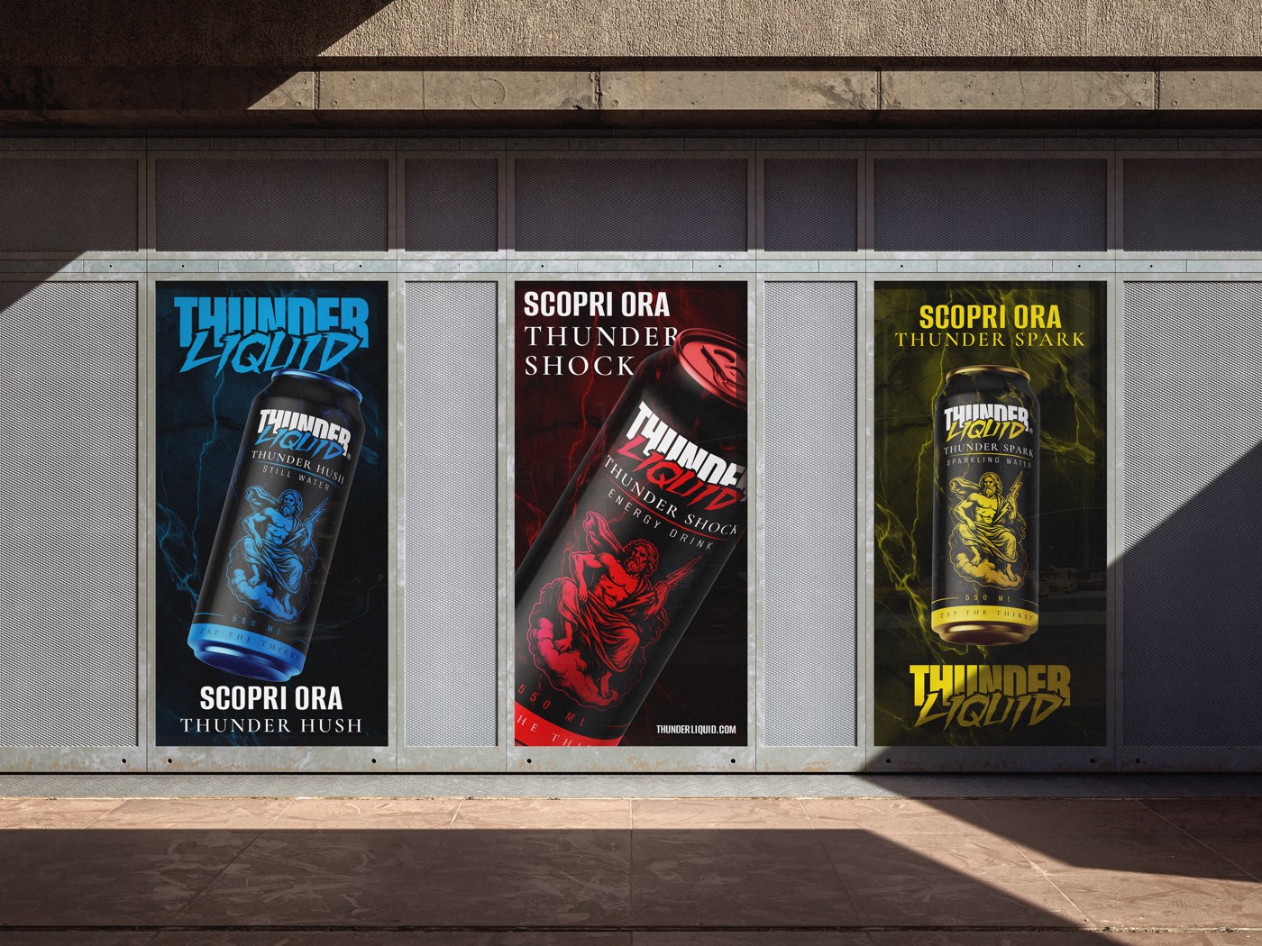 Tre manifesti Thunder Liquid affiancati in strada, uno per ogni prodotto