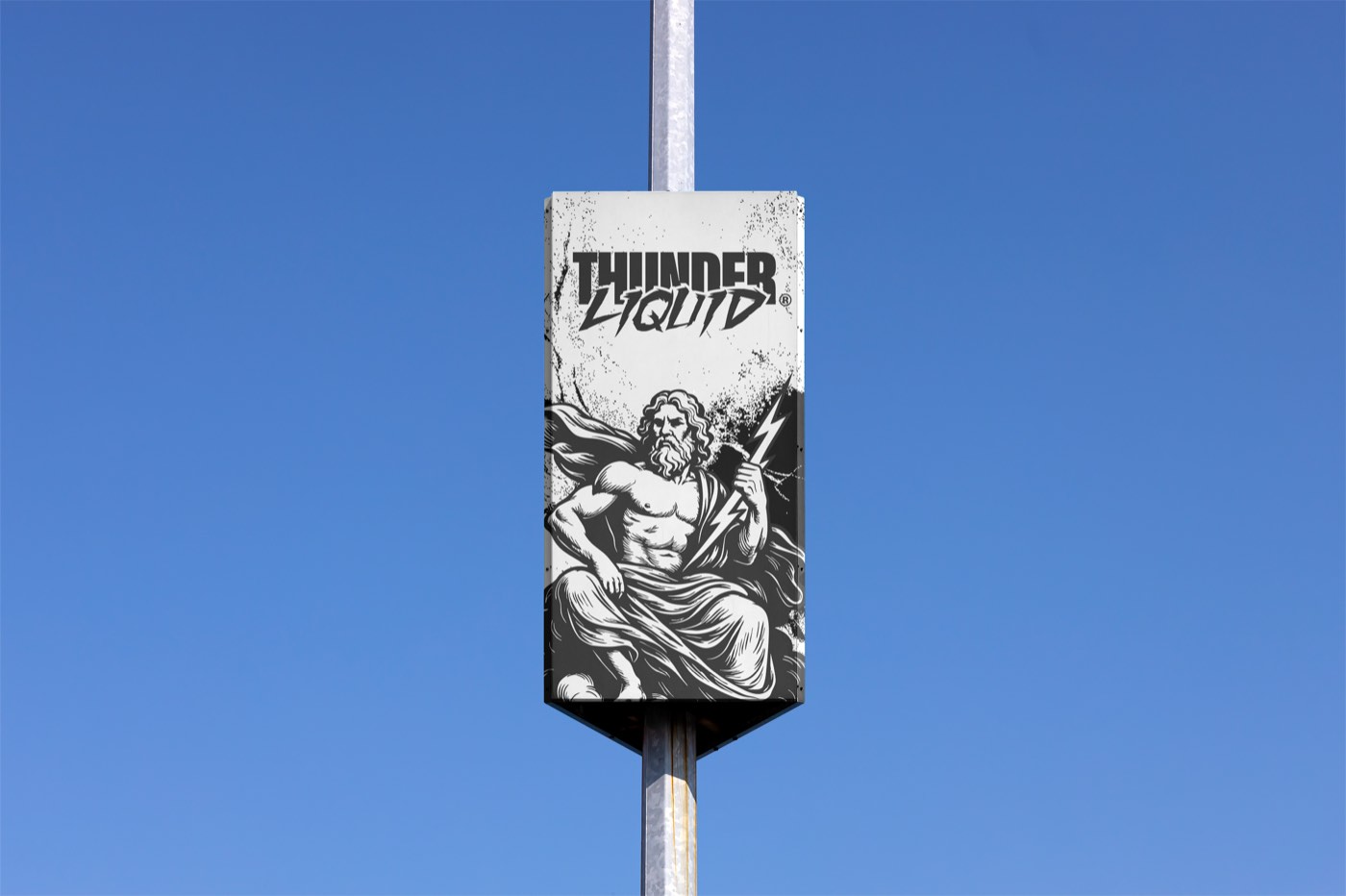 Bandiera Thunder Liquid su un palo, con Zeus inciso, contro il cielo
