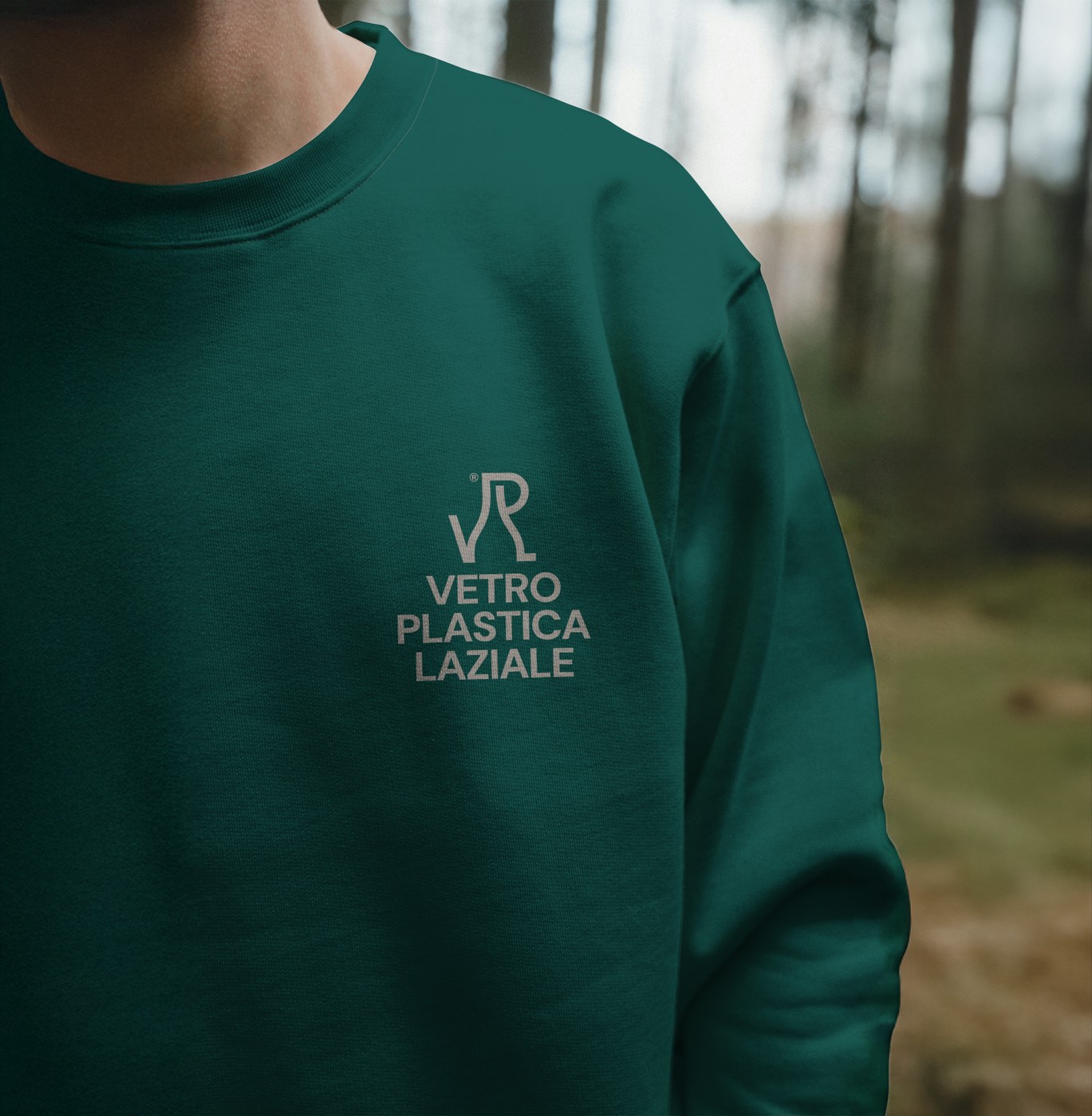 Felpa verde con il marchio Vetro Plastica Laziale ricamato